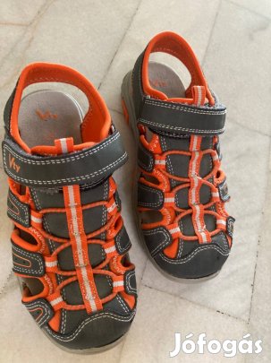 32-es szandál eladó