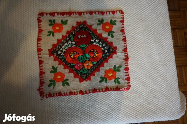 32x32 cm.-es hímzett színes virág mintás kis alátét terítő eladó