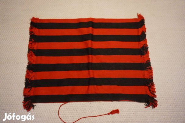 32x45 cm.-es piros-fekete csíkmintás díszpárna szőttes eladó