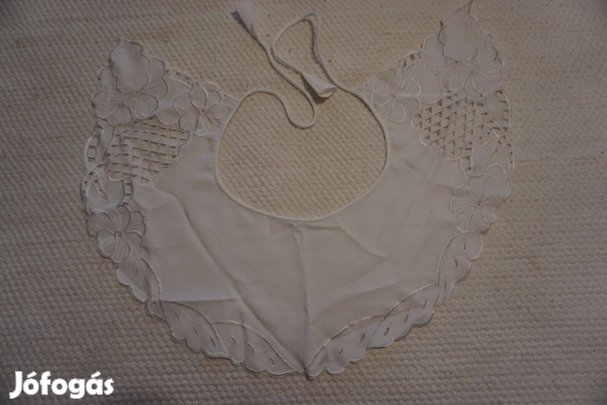 32x47 cm.-es riselt és hímzett fehér előke kisgyermeknek eladó