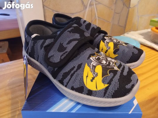 33-as Új fiú benti cipő 