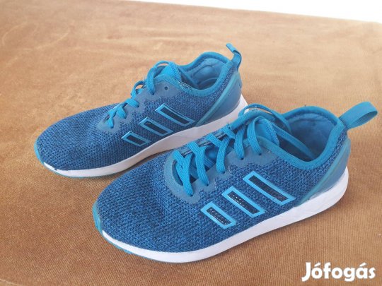 33-as gyermek sportcipő