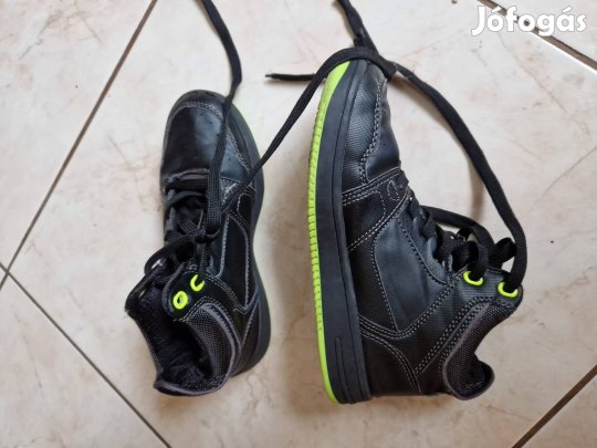 33-as méretű magasszárú, főzős fiú gyerekcipő