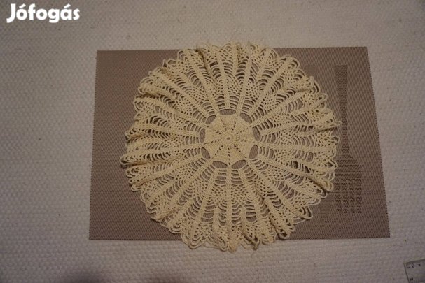 33 cm.es napsugár mintás fehér csipke alátét terítő eladó