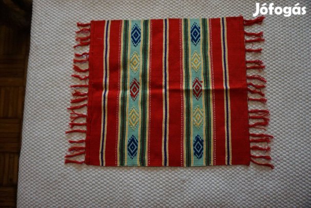 33x45 cm.-es piros-fekete-fehér csíkmintás rojtos szőttes eladó