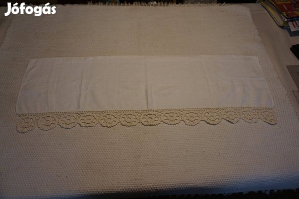 33x97 cm.-es fehér, alul géppel hímzett bézs csipke falvédő eladó