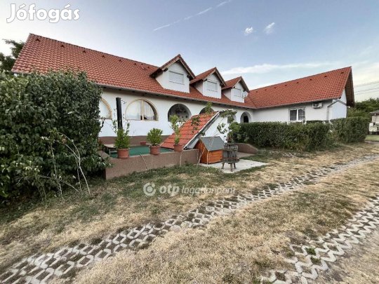 340 nm-es ház eladó Nagyvenyim
