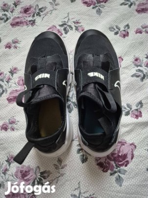 34- es fiú Nike futócipő