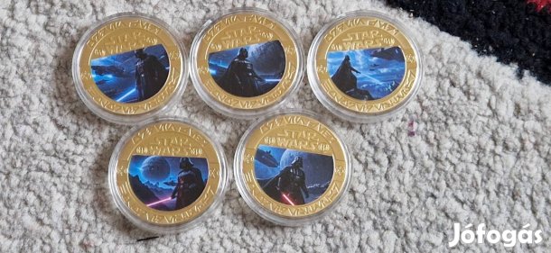34 db különböző Star Wars, arany színű színes, fém érmék kapszulában. 