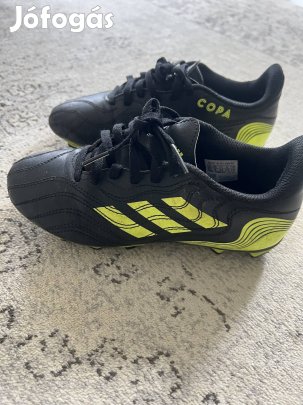 34-es Adidas focicipő