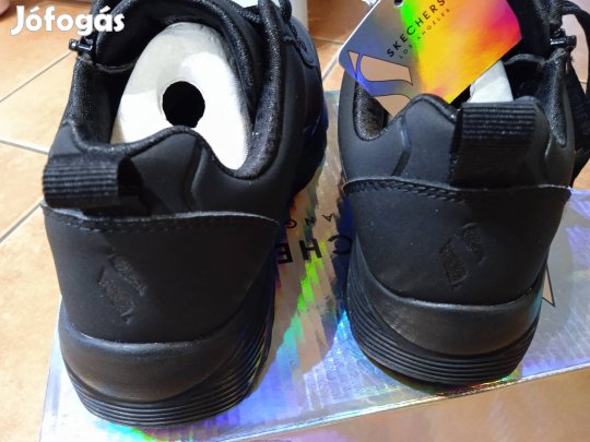 34-es Skechers cipő 
