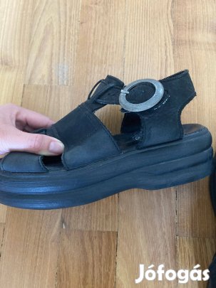 34-es bőr szandál