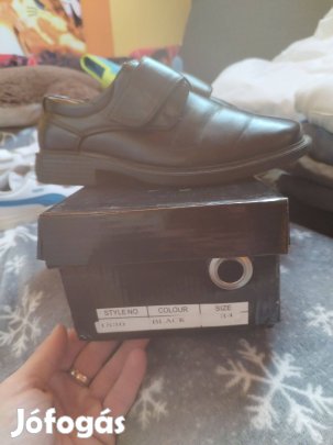 34-es fiú alkalmi cipő