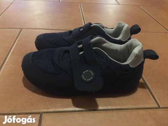 34-es sötét cipő!