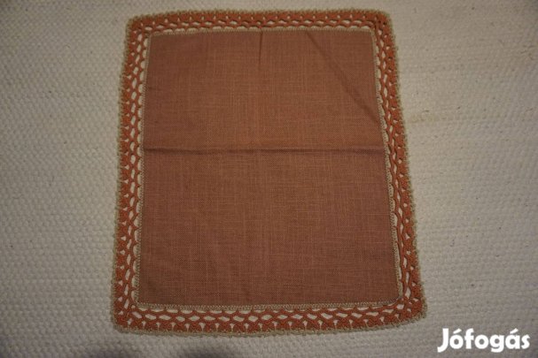 34x38 cm.-es színes kis terítő körbe a szélén riselve eladó