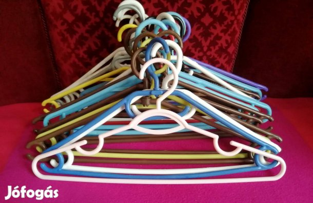35 db műanyag fogas eladó