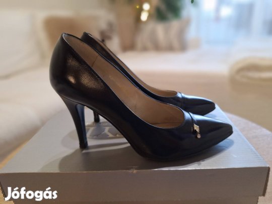 35-ös fekete bőr tűsarkú