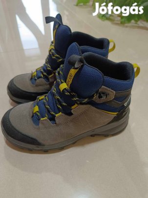 35-ös fiú bakancs