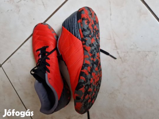 35-ös méretű teremfoci cipő, Dechatlon  piros-fekete 
