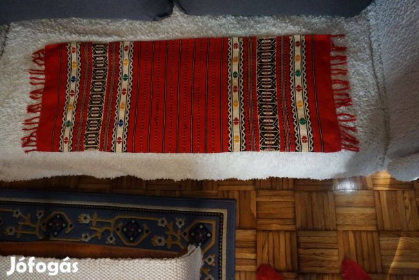 36.89cm.-es piros-fehér-fekete csíkmintás rojtos szőttes eladó