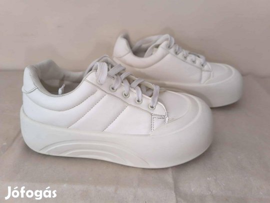 36-os fehér platformos cipő, bth: 22-22,5 cm