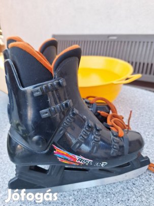 36-os fekete jégkorcsolya 