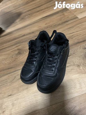 36-os fekete sport cipő