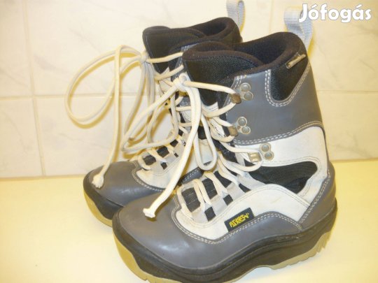 36-os gyerek snowboard bakancs