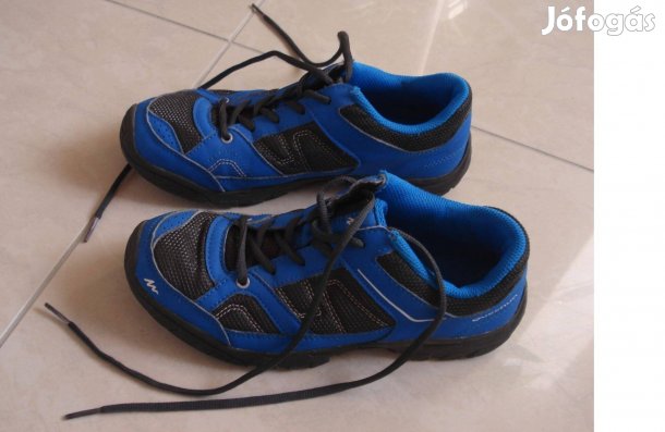 36-os kék sportcipő