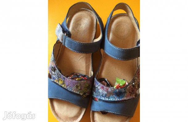 36-os színes szandál