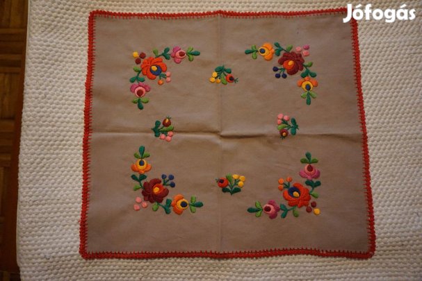 36x41 cm.-es, bézs alapon színes, hímzett és szegett terítő eladó