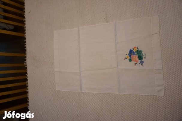 36x55 cm.-es fehér előtét terítő hímzett virág mintával eladó