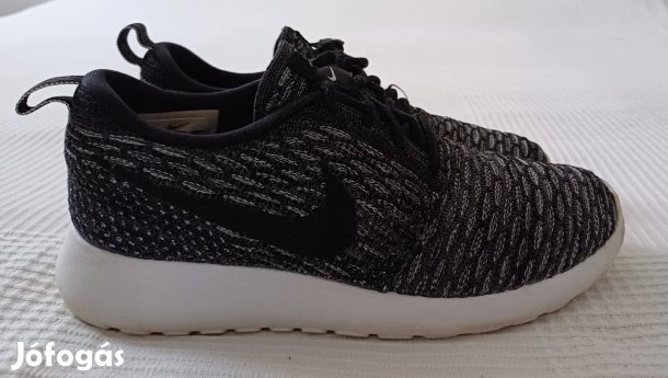 37,5-es Nike cipő
