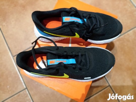 37,5-es Új Nike cipő 