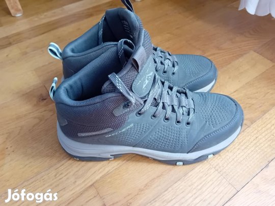37-es Sketchers túrabakancs
