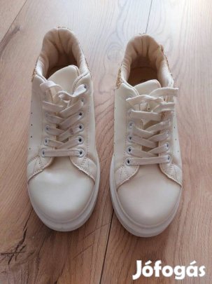 37-es, alig használt edzőcipő
