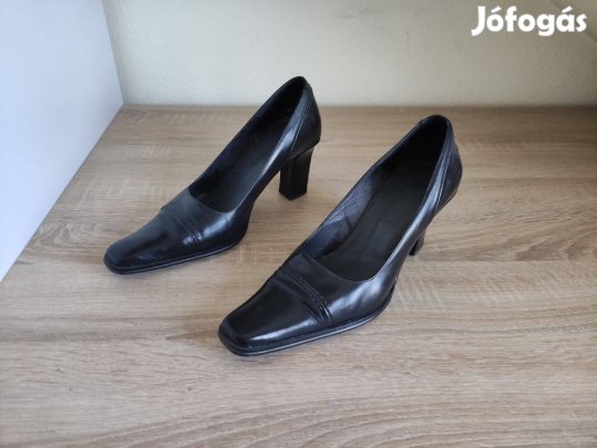 37-es fekete bőr olasz női cipő 23-as belső