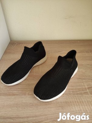 37-es fekete női bebújós cipő
