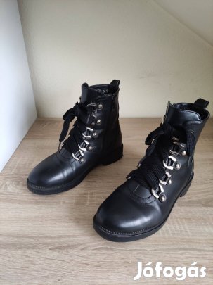 37-es fekete női bokacipő