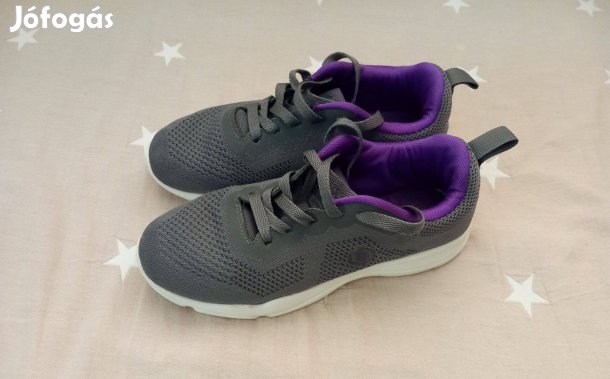 37-es női sportcipő