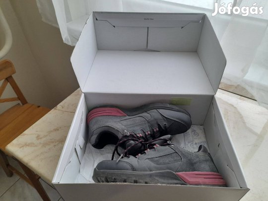 37-es női túracipő