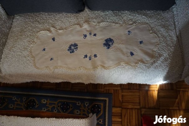 37x89 cm.-es riselt hímzett és szegett terítő eladó