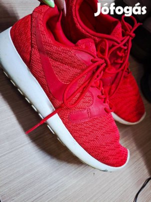 38,5-es Nike női sportcipő