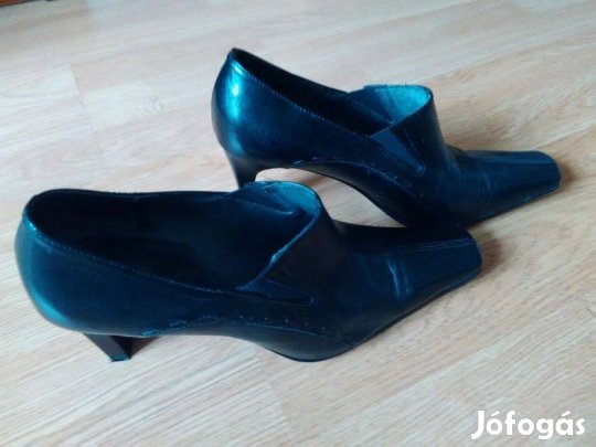 38-as Fekete magassarkú bőrcipő