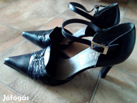 38-as Fekete nyitott oldalú bőrcipő
