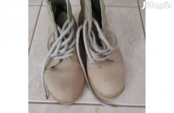 38-as világos színű bakancs