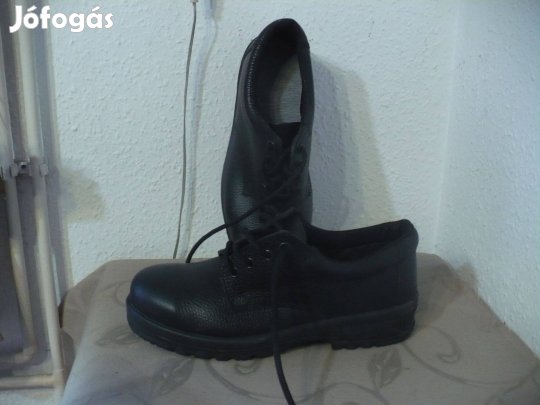 38 munkavédelmi cipő acélbetétes