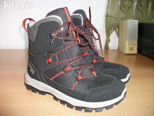 38-s méretű bélelt bakancs