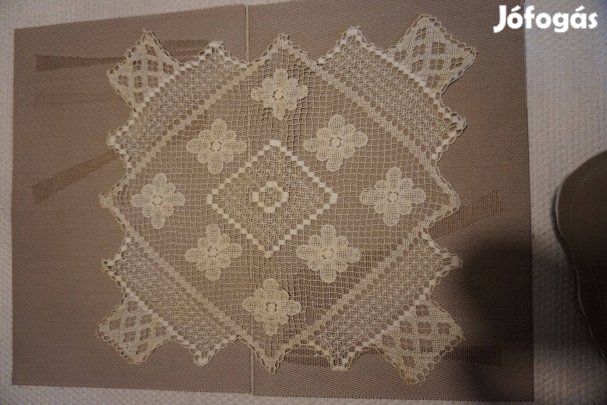 38x40 cm.-es fekér csipke alátét terítő eladó