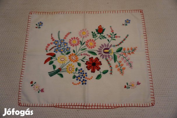 38x48cm.-es vajszínű, színes virág mintás díszpárnahuzat eladó